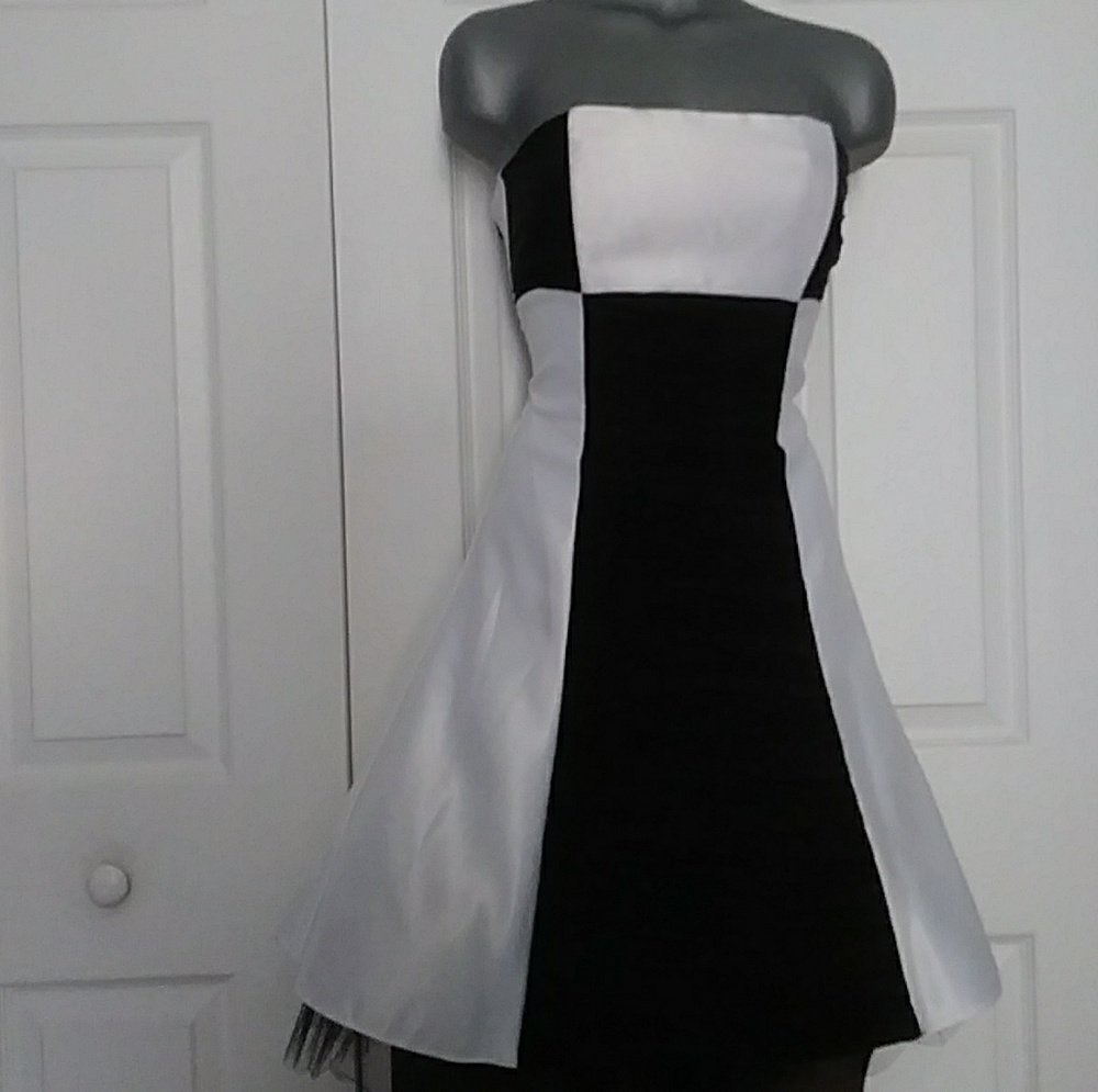 PROM Jessica McClintock White & Black dress Size 3